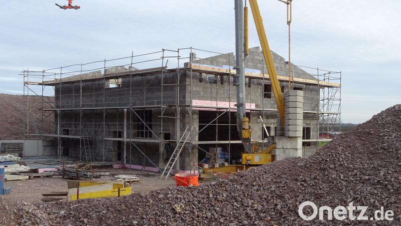 Am neuen Wirtschaftsgebäude des Fensterbacher Bauhofs haben nach der Winterpause die Arbeiten wieder begonnen. &quot;Der Dachstuhl wird demnächst aufgesetzt und auch die Fenster kommen hinzu&quot;, berichtete Bürgermeister Christian Ziegler bei einer Gemeinderatssitzung. Bild: Houschka