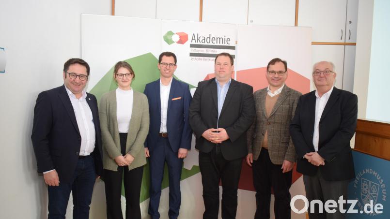 Die Mobilität ist das Jahresthema der Akademie Ostbayern-Böhmen. Sechs Referenten beleuchten das Thema aus unterschiedlichen Blickwinkeln. Im Bild von links: Staatssekretär Tobias Gotthardt (FW), Lena Roth Uni Bayreuth, Manuel Lorenz IHK, Tobias Appl Bezirksheimatpfleger, Museumsleiter Tobias Hammerl, Vorsitzender AOB Josef Schönhammer. Bild: bnr