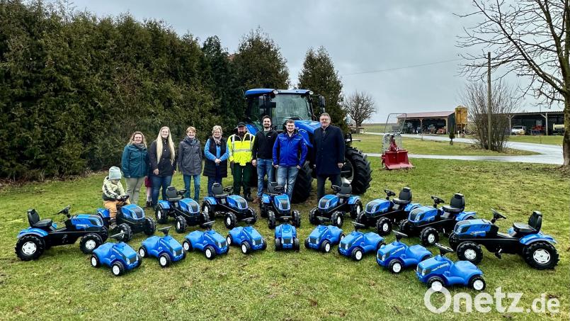 Kinderfahrzeuge werden im Beisein von (von rechts) Bürgermeister Hans-Martin Schertl, Johannes Näher, Lukas Stauber, Hans Näger, Monika Mrosek, Agnes Strobl, Monika Ertl und Helena Näger übergeben. Bild: Stefanie Gradl
