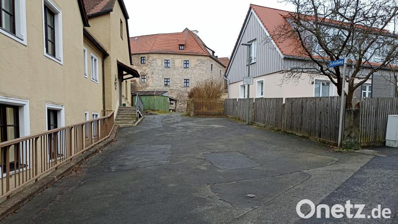 Weil der Eigentümer des Schloßwegs in Waldershof einer Oberflächenneugestaltung mit eigener Kostenbeteiligung nicht zustimmte, werden lediglich Wasserleitung und Mischwasserkanal erneuert. Bild: fpoz