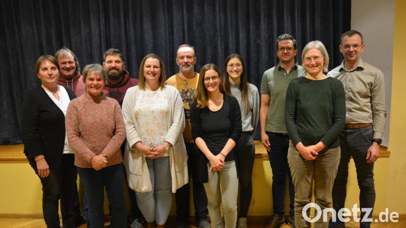 Die Blumen- und Gartenfreunde Ehenfeld wählen einen neuen Vorstand. Dritter Bürgermeister Hermann Gebhardt bedankte sich bei den ausgeschiedenen und gratulierte den neuen Vorstandsmitgliedern. Bild: fdl