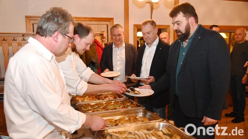 Seinen (künftigen) Amtskollegen Stefan Frank (rechts) aus Sulzbach-Rosenberg und Erich Meidinger (Zweiter von rechts) aus Ebermannsdorf lässt der Poppenrichter Bürgermeister Hermann Böhm (Dritter von rechts) den Vortritt am Fisch-Büffet, das Andreas Kopf (links) und sein Küchenteam aufgefahren haben. Bild: gf