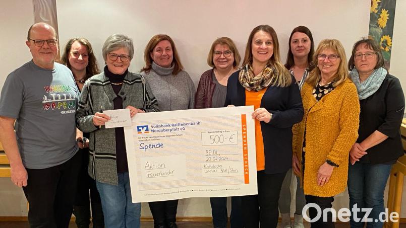 500 Euro überreichte das Katholische Landvolk Beidl/Stein an Dr. Annemarie Schraml für die Aktion Feuerkinder. Das Bild zeigt das Vorstandsteam zusammen mit Wolfgang Jäger, der einen Videofilm über das Wirken von Dr. Schraml in Tansania vorstellte. Bild: Alois Bauer/exb