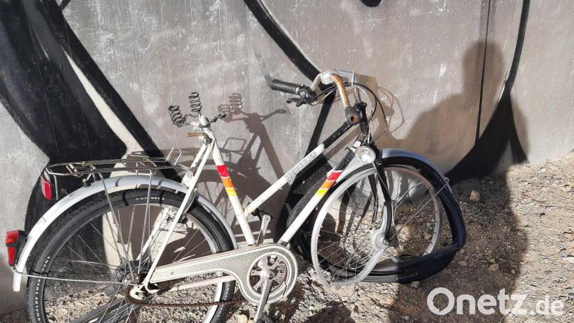 Dieses Fahrrad entdeckte der Triebfahrzeugführer im Gleisbereich. Bild: Deutsche Bahn AG