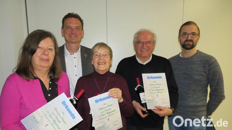 Bürgermeister Ernst Schicketanz (Zweiter von links) und Vorsitzender Thomas Hösl (rechts) überreichten Hannerlore Denzler, Waldtraud Barth und Pfarrer Gerhard Pausch (von links) die Urkunden für ihre langjährige Treue zum Heimatverein. Bild: adj