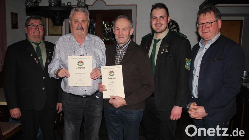 Bürgermeister Martin Prey, zweiter Schützenmeister Alexander Ehrenfried und Schützenmeister Johann Fuchs gratulierten Paul Bauer und Martin Kiener (mit Urkunden), die seit 50 Jahren dem Verein angehören. Bild: Christoph Zinkl/exb