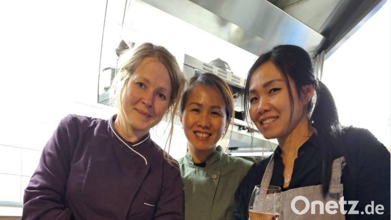 Mit Unterstützung aus Bangkok ist die authentische thailändische Küche bis in den Schönseer Ortsteil Lindau vorgedrungen: Andrea Kraus (links) baut im Restaurant &quot;Weiherblasch&quot; auf die Expertise von Pantip Eckl (Mitte) und ihrer Schwester Pentip. Bild: Eckl/exb