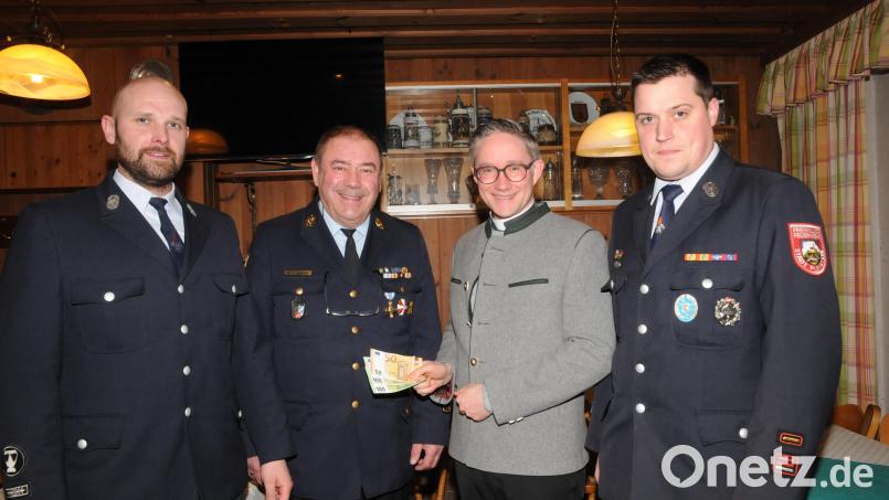 Stadtpfarrer Adam Karolczak freut sich über die Spende von 250 Euro als Beitrag für die Ministrantenwallfahrt nach Rom, die ihm die Feuerwehrführung mit zweitem Vorsitzenden Matthias Gallitzendörfer, Vorsitzendem Hans Rewitzer (von links) und Kommandant Sven Riedel (rechts) überreicht. Bild: bey