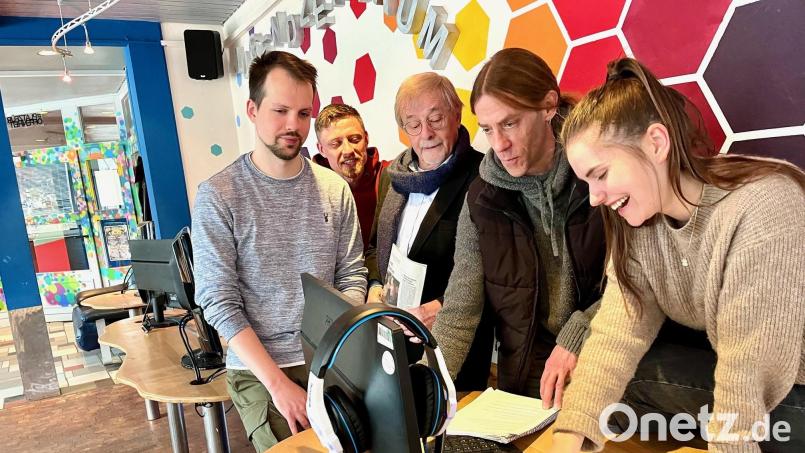 Sie sprudeln vor Ideen zu Projekten und Veranstaltungen und haben auch Spaß dabei: Paul Zitzmann (von links), Benjamin Kahnes, Veit Wagner, Nico Erhardt und Johanna Grillenbeck von &quot;Weiden ist bunt&quot;. Bild: Gabi Schönberger