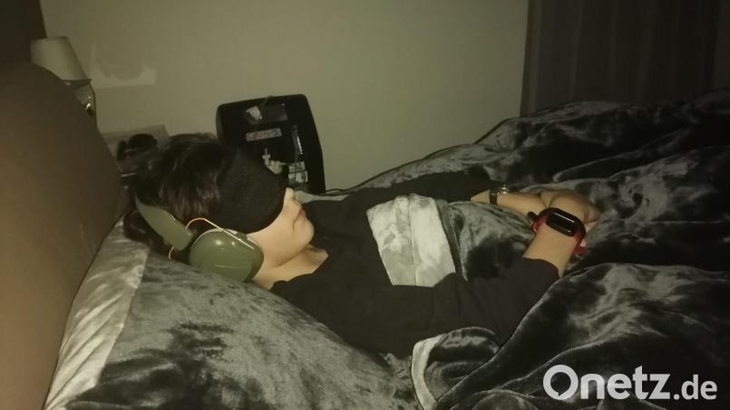 Nach einer Coronainfektion erkrankte Tristan an Myalgische Enzephalomyelitis/das Chronische Fatigue-Syndrom (ME/CFS) – eine schwere neuroimmunologische Erkrankung. Tristan ist extrem geräusch- und lichtempfindlich. Er trägt Kopfhörer und eine Augenbinde. Bild: Simone Ott/exb