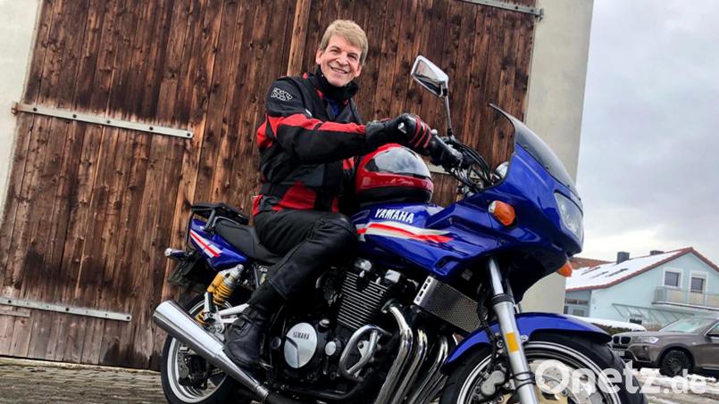 Von wegen dauernd in Anzug und Schlips: Auch das ist Michael Rischke, in Motorradkluft auf seiner 1200er-Yamaha, die ihn einst in die Region brachte. Bild: Rischke/exb
