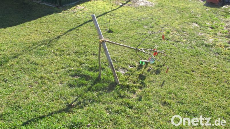 Mehrere Bäume knickten die Vandalen auf dem Spielplatz des Kindergartens um. Bild: Polizeiinspektion Schwandorf/exb