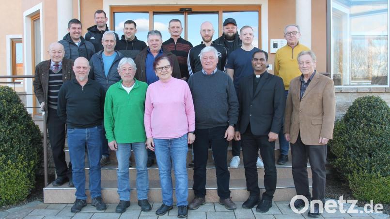 Anton Haider (vorne, rechts) zeichnet langjährige Mitglieder aus. Unter ihnen sind Albert Kick (zweite Reihe, links) und Ludwig Schreiner (vorne, Dritter von rechts), die seit 60 Jahren Stützen der DJK sind. Bild: pi