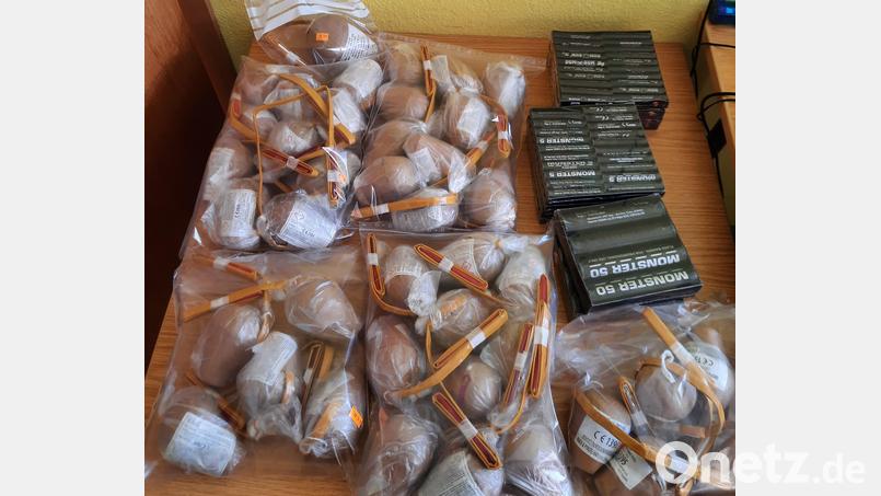 Illegal nach Deutschland eingeführte Kugelbomben stellte die Bundespolizei in Waldsassen sicher. Bild: Bundespolizei