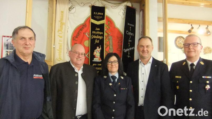 Die Verantwortlichen von Wehr und Gemeinde, die sich zusammen mit dem neuen, zuständigen Kreisbrandrat Christof Strobl (rechts) des Landkreises Amberg - Sulzbach der Öffentlichkeit zeigen. Von links: Georg Straller als Vorsitzender des FW-Vereins, 2. Bürgermeister Johann Vornlocher, Kommandantin Conny Bäuml und Bürgermeister Erich Meidinger. Bild: gm