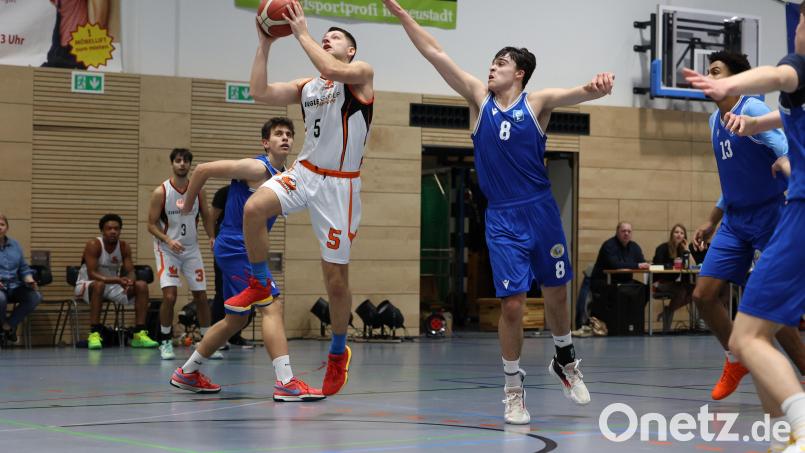 Die Neustädter (am Ball Johannes Klughardt) halten gegen die Zweitligaspieler der Schwaben lange mit. Bild: Dieter Jäschke