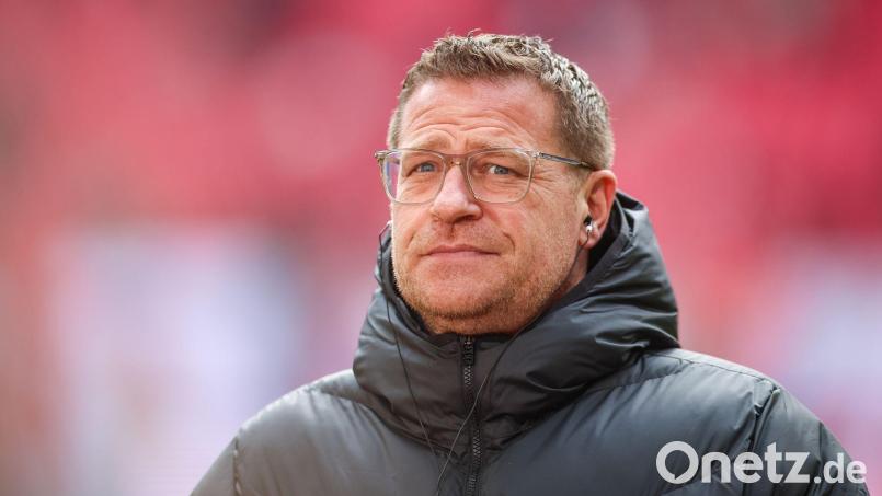 Max Eberl, Leipzigs Sportdirektor, steht vor dem Spiel ins Stadion während Gladbachs Fans Schmähgesänge gegen ihn anstimmen. Bild: Jan Woitas/dpa/Archivbild