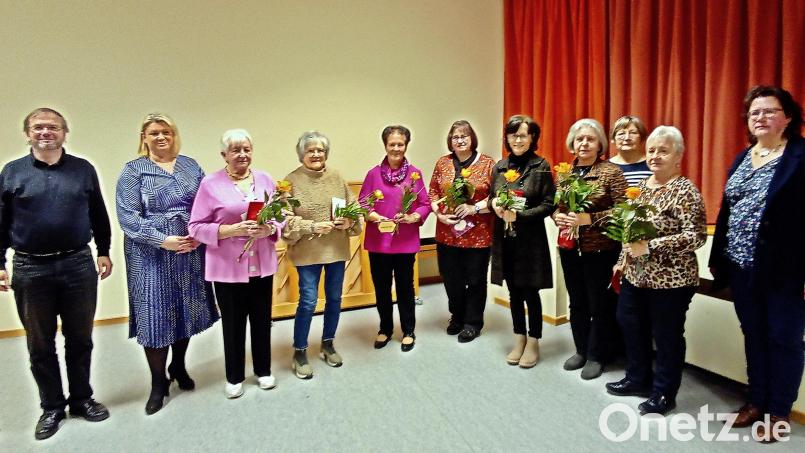 Die treuen Mitglieder des Frauenbundes Schirmitz (von links) Pfarrer Thomas Stohldreier, Kerstin Aufschneider, Heidemarie Legat, Angela Schieder, Gerda Lang, Elisabeth Robl, Brigitte Balk, Monika Haid, Eva Forster, Christa Simbeck und Gudrun Schmidt. Bild: R. Kreuzer