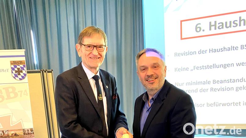 Richard Dexl (links) würdigte die Arbeit von Thomas Semba (rechts) im Präsidium des Bayerischen Soldatenbundes mit dem BSB-&quot;Thaler&quot;. Bild: bkr/exb