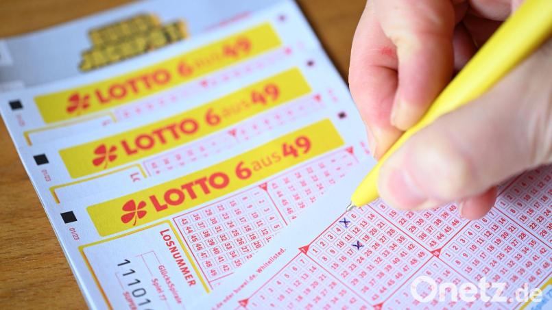 Mehrere Wochen nach dem Lotto-Gewinn von mehr als 48,5 Millionen Euro hat sich die neue Besitzerin des Geldes aus Franken gemeldet. Bild: Bernd Weißbrod/dpa