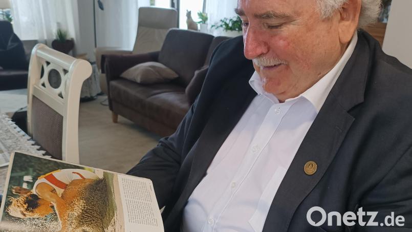 Peter Gold blättert im Buch zur Olympiade 1972 in München. Die Spiele erlebte er als Jugendlicher hautnah mit. Heuer erfüllt er sich einen Wunsch und ist bei den Olympischen Spielen in Paris mit dabei. Der ehemalige Leichtathlet hat Tickets für den Zehnkampf-Wettbewerb. Bild: szl