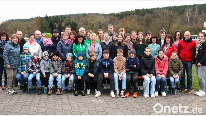 Viele Freizeitsportler nehmen in Wernberg das Deutsche Sportabzeichen beim FC Wernberg entgegen. Bild: Silke Ibler/exb
