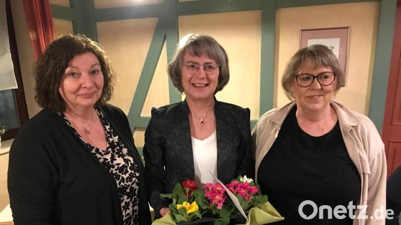 Ehrung für langjährige Mitgliedschaft bei der Freihunga Theatergrupp&#039;m (von links): Zweite Vorsitzende Karin Schulz, Erika Urban und Erste Vorsitzende Heidi Wisneth. Bild: Daniela Dehling/exb
