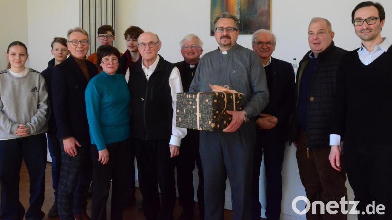 Die Seelsorgegemeinschaft Herz Jesu und St. Johannes verabschiedet Pfarrvikar Achim Dittrich (Vierter von rechts). Er verlässt die Oberpfalz in Richtung Speyer. Bild: Kunz