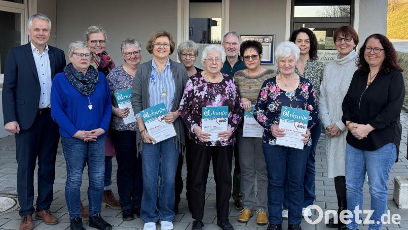 AWO-Vorsitzende Andrea Egner (rechts), ihre Stellvertreterin Pamela Wünsche (Dritte von rechts), AWO-Kreisvorsitzende Karin Gesierich (Zweite von rechts)
Schriftführerin Alexandra Schnappauf (Dritte von links) und Bürgermeister Thomas Meiler (links) gratulieren den Geehrten. Bild: cro