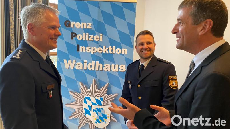 Zwei gehen - einer kommt. Bei der Grenzpolizei Waidhaus stehen die Zeichen auf Veränderung, von links: der neue Dienststellenleiter Thomas Meiler, Michael Mühlbauer, Stefan Moller. Bild: ck