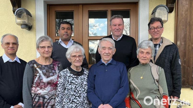 Den Geehrten gratulieren Präses Varghese Puthenchira und Vikar Prince Kalarimuryil (von links) und Teamsprecher Martin Eheim (rechts) Bild: bk