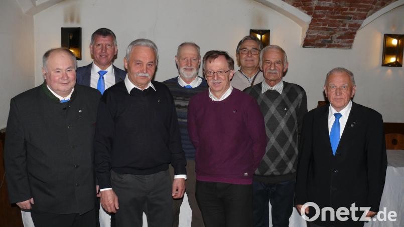 Obmann Alfred Lohbauer (links) und Zentralpräses Josef Schwemmer (rechts) zeigt das Foto mit Ehrengästen und den geehrten MMC-Mitgliedern. Bild: ga
