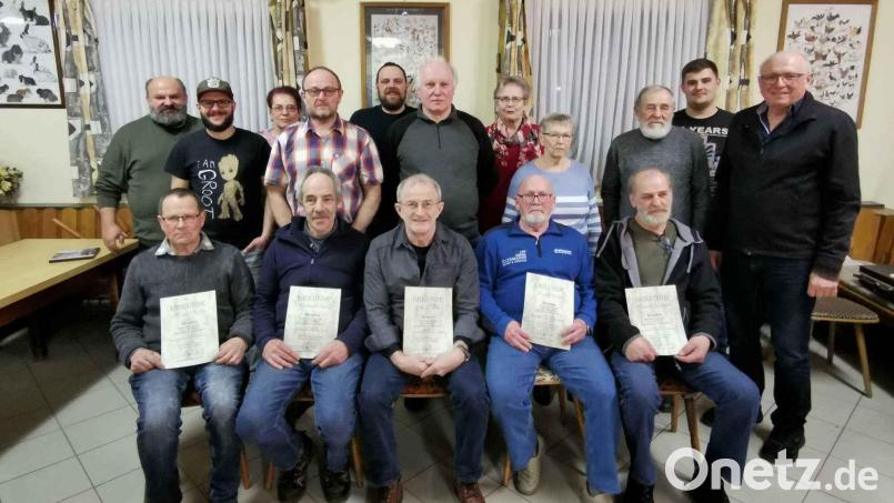 Vorsitzender Alfred Sauer (links) und 3. Bürgermeister Ewald Zetzl (rechts) dankten den langjährigen Mitgliedern und dem neuen Vorstandsteam. Gleichzeitig gratulierten beide den Züchtern zu ihren Erfolgen. Bild: gz