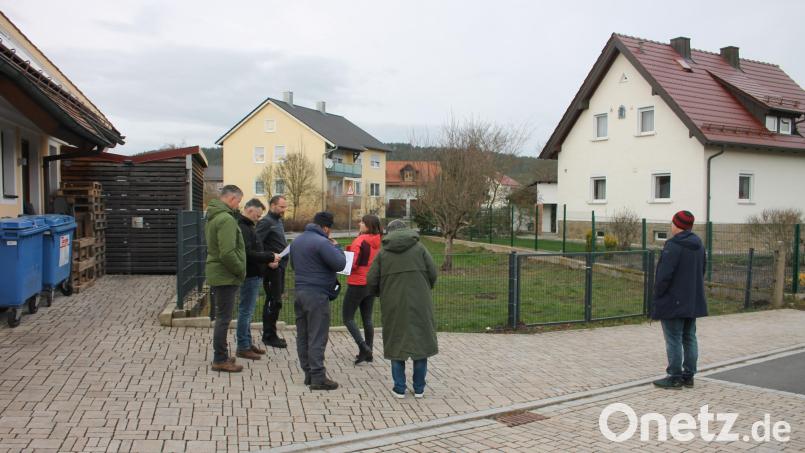 Ein Rastplatz für Radler soll hinter dem Dorfladen entstehen. In seiner Februarsitzung besichtigte der Bauausschuss das Gelände, das Ratsplenum wird am 5. März über die Einzelheiten beraten. Bild: bjp