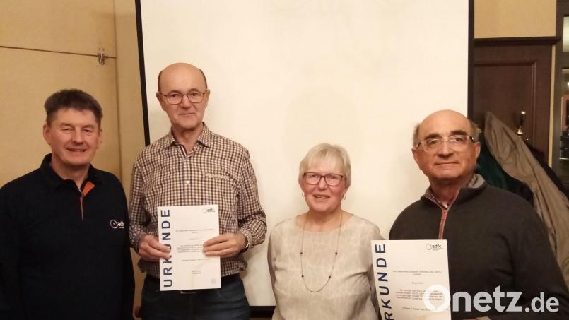 Vorsitzende Sigrid Spies (Zweite von rechts) und Schatzmeister Norbert Lange (links) mit den beiden Geehrten, Gerhard Raum (Zweiter von links) und Franz Gerl. Bild: Sigrid Spies/exb