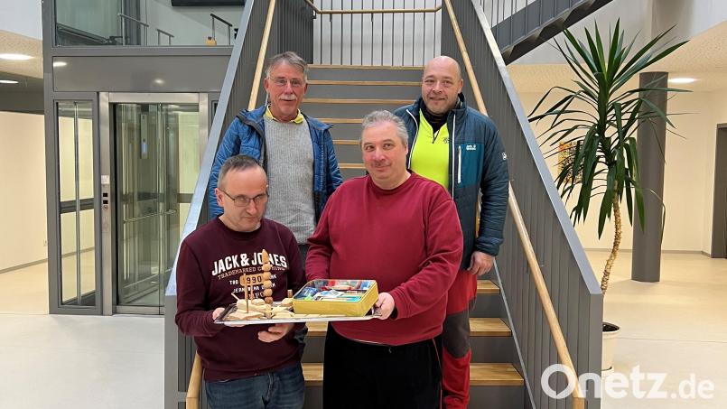 Bei der Übergabe der Geschenke für Nepal: (von links) Michael, Peter Meckler, Karl, Wolfgang Steck. Bild: Verein Licht für Kinder/exb