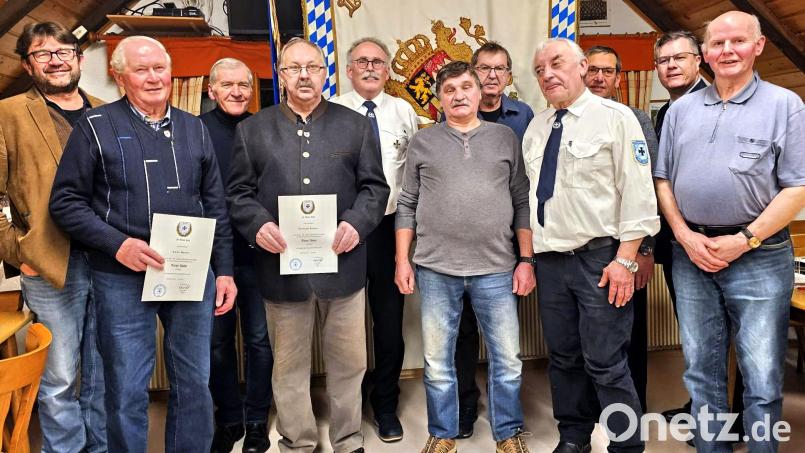 Bürgermeister Haberberger Wolfgang (links) und stellvertretender Kreisvorsitzender Marcus Köppel (Zweiter von rechts) gratulieren den Jubilaren und den gewählten Vorstandschaftsmitgliedern mit Hans Bayer, August Hofmann, Torsten Kraus, Wendelin Leiter, Ewald Walter, Rudi Lang, Konrad Krywinski, Alois Kausler, Markus Köppl und Manfred Brandl (von links). Bild: whü
