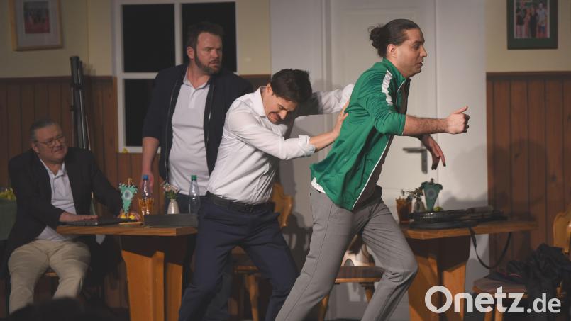 Einfach nur weg mit dem vermeintlichen Rivalen (Berkay Çetin). Doch mit Schubsen lässt sich Thorstens (Sascha Weinstein) Problem nicht lösen. Die Vereinschefs (Jens Ulrich Seffen, links, und Johannes Aichinger) fiebern mit. Bild: Tobias Schwarzmeier