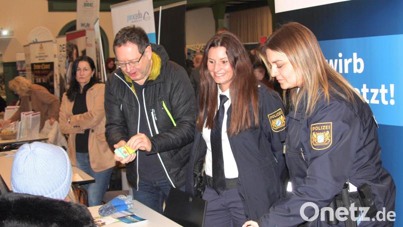 Für die Polizei als Arbeitgeber warben Polizeioberrat Roland Ast, Oberkommissarin Julia Gauschke und Hauptmeisterin Duygu Cakir (von links). Bild: wro