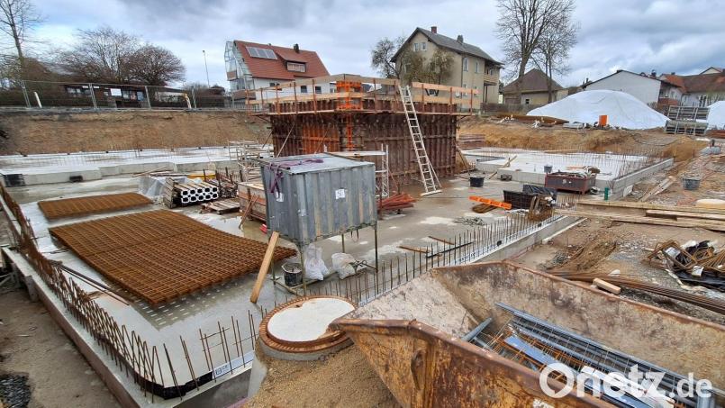 Die Bodenplatte wurde inzwischen fertig gestellt, jetzt geht es mit dem Aufbau der Kellerwände weiter. Bild: fks