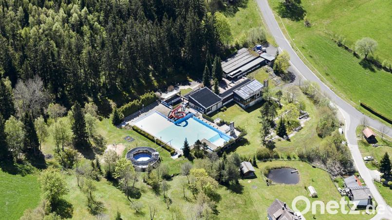 Der Standort für das Klima- und Wetterverständniszenturm wanderte von der Silberhütte nach Altglashütte. Das Bad soll saniert werden, das Schulungszentrum und die Tiny-Häuser als Unterkünfte für Schüler sind im Wald oberhalb des Bades Richtung Parkplatz geplant. Luftbild: mür