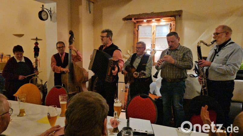 Susanne Wenzel (von links), Rumen Kostadinov, Erwin Hornauer, Rainer Marquardt, Alois Lindner und Herbert Storek sorgten beim Musikantenstammtisch in Kemnat wieder für Stimmung. Bild: Musikantenstammtisch Kemnath/exb