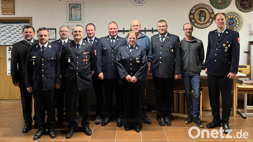 Die Geehrten der Feuerwehr Großalbershof mit Zweitem Bürgermeister Günter Koller, Kreisbrandinspektor Michael Iberer und den beiden Kommandanten Alexander Luber und Michael Gebhardt. Bild: lei