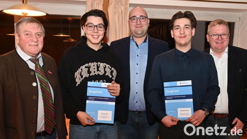 Kreishandwerksmeister Johann Weber (links), Innungsobermeister Lukas Friedrich (Mitte) und Ambergs Oberbürgermeister Michael Cerny (rechts) gratulierten den beiden neuen Junggesellen, Koray Kilic (Zweiter von links) und Hannes Koch (Zweiter von rechts). Bild: gf