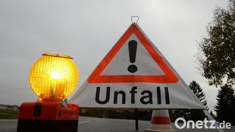 Ein Leichtverletzter und 81.000 Euro Schaden sind die Bilanz eines Unfalls am Montag an der Auffahrt zur A6-Anschlussstelle Amberg-Ost im Gemeindebereich von Ebermannsdorf. Bild: Patrick Seeger/dpa