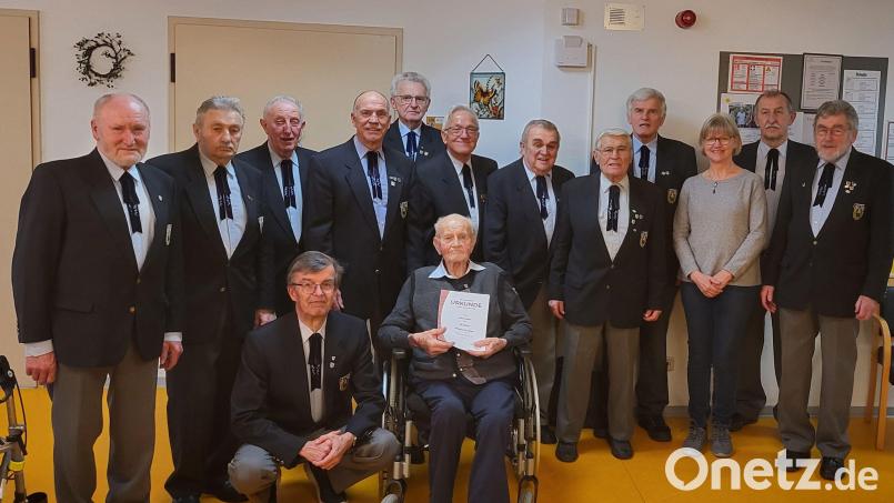 Der Männergesangverein Johannisberg ehrt Alfons Dolles (sitzend) für 40 Jahren als aktiver Sänger im Chor. Bild: Robert Hierl/exb