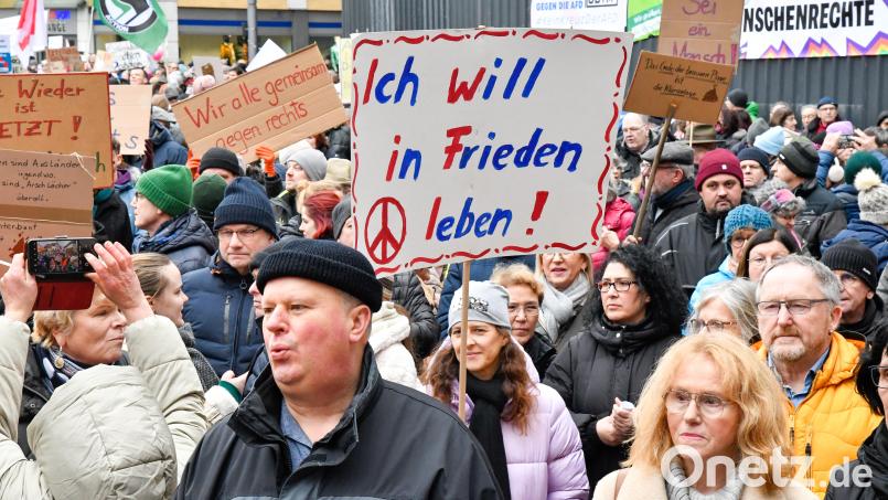 Nach dem Vorbild anderer Städte in der Region - hier ein Bild vom 4. Februar aus Amberg - wollen am Sonntag, 3. März, auch Menschen in Auerbach Position beziehen gegen Rechtsextremismus. Archivbild: Petra Hartl