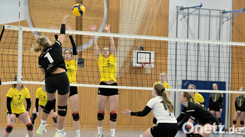 Laura Polito (links hinten) und Ramona Bäumler (rechts hinten) vom SV Hahnbach II stemmen sich im Zweierblock gegen den Angriff von Sylwia Pawlica (links vorne) vom VC Amberg. Die Hahnbacherinnen verloren das Derby mit 2:3. Bild: Hubert Ziegler