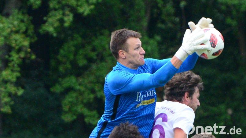 Weg da, jetzt komm ich! Torwart Noah Schmidt vom FC Wernberg greift sich das Leder. Bild: ham