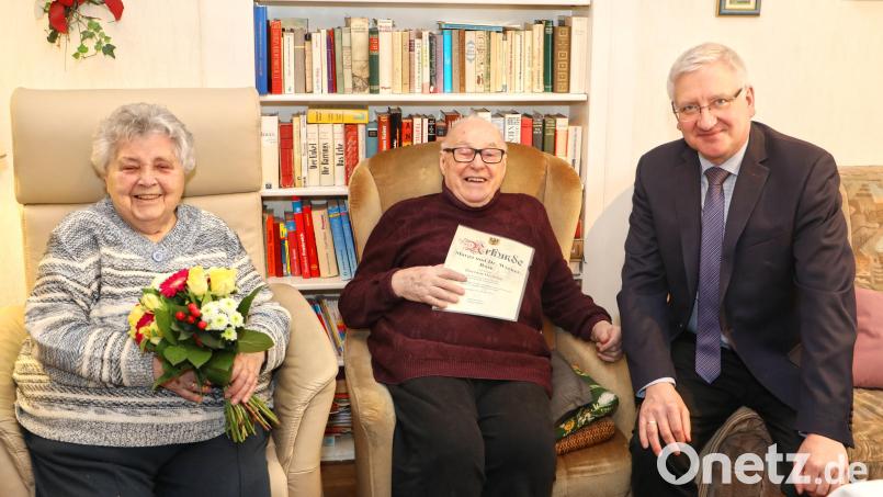 Marga und Werner Rose sind seit 65 Jahren miteinander verheiratet. Die Glückwünsche überbrachte Bürgermeister Johannes Reger (rechts). Bild: Jochen Neumann/exb